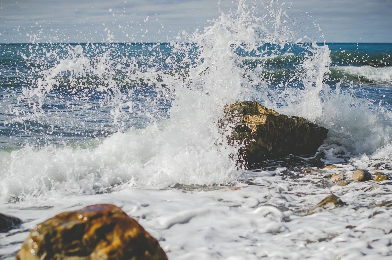 Кипит волна. Морской Прибой в Севастополе. Море, волны. Волны на берегу. Волны и камни.