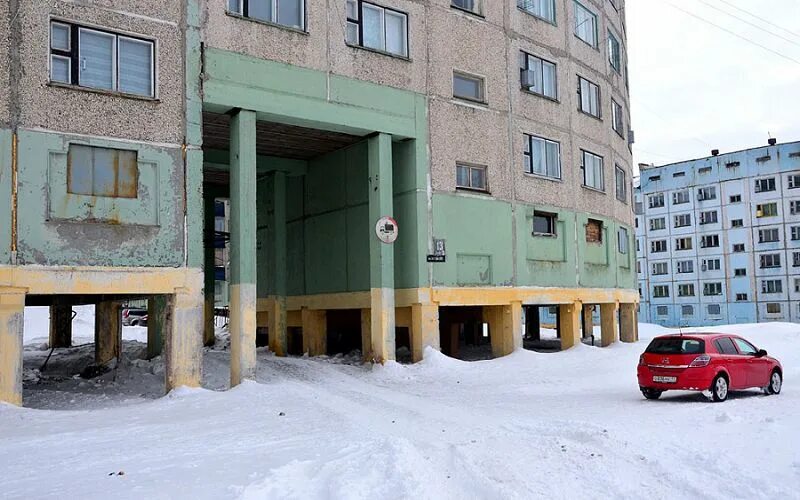 Дома на вечной мерзлоте норильск. Здания на вечной мерзлоте норильск. Норильск вечная мерзлота. Дома на вечной мерзлоте норильск. Дома на вечной мерзлоте норильск.