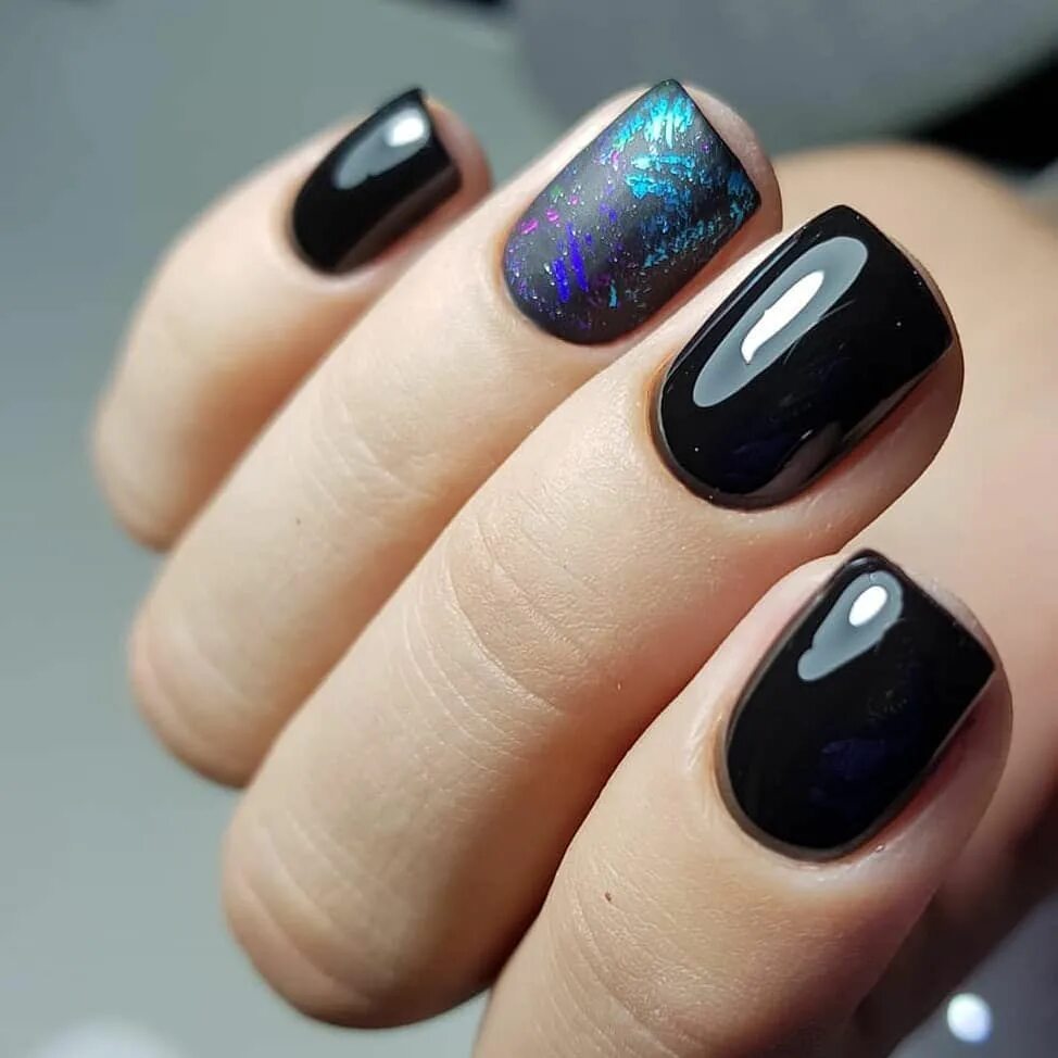 темный маникюр на короткие ногти. темные короткие ногти 2023. маникюр в темных тонах. стильный черный маникюр. темный маникюр.