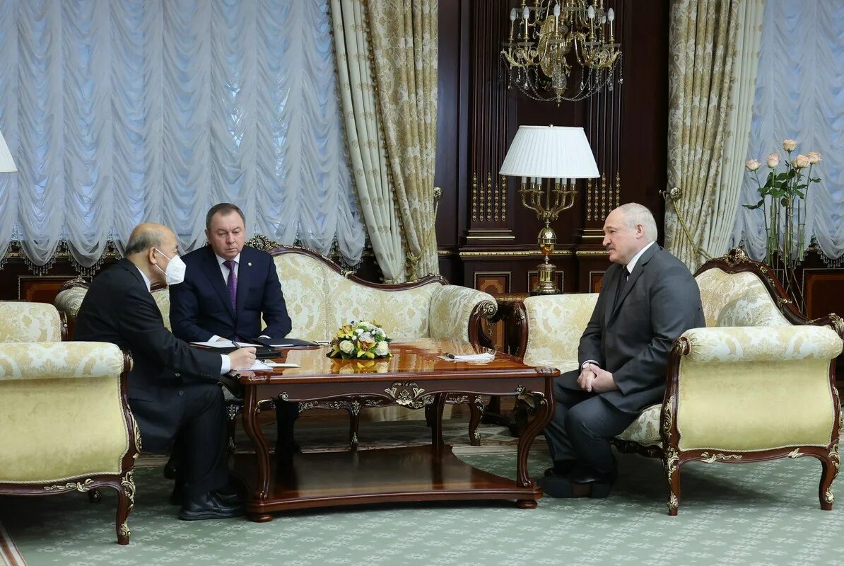 Лукашенко санкции. Дворец лукашенко. лукашенко 2025. костюм лукашенко.