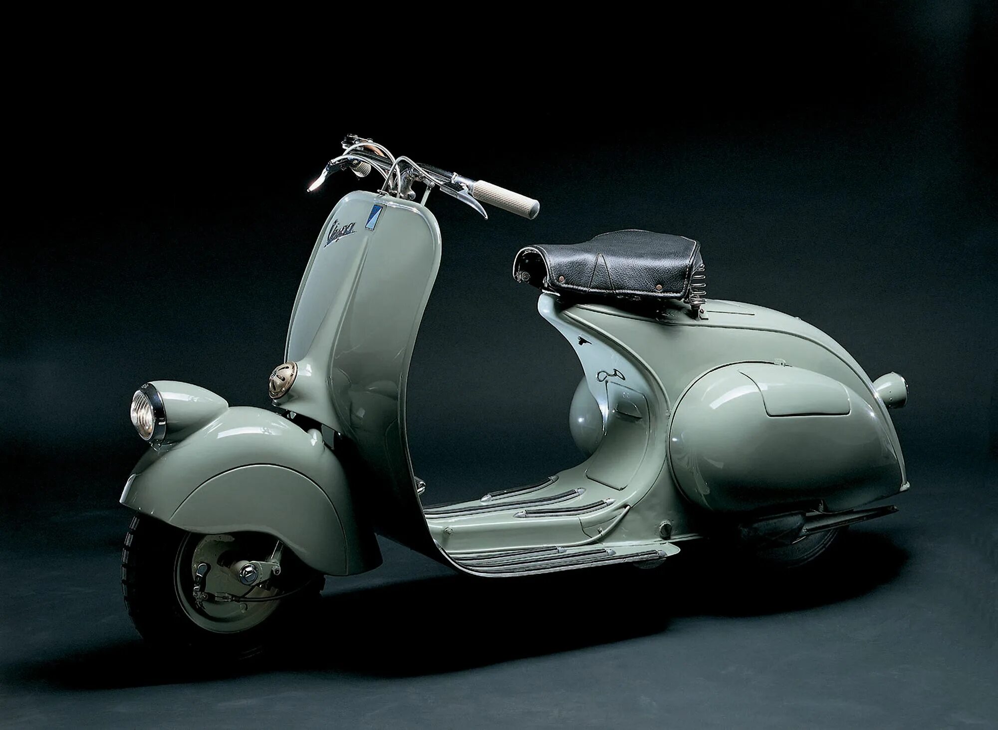 Скутер веспа 50. Мотороллер vespa 1946 италия. Мотороллер италия vespa. Мопед итальянский веспа. Веспа скутер 1946.