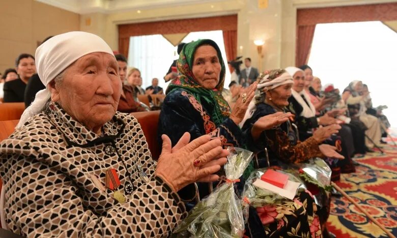 Чон Ата энелер. Пожилые люди Кыргызстана. День пожилых людей в Кыргызстане. День Стариков в Киргизии. Пенсия матерям героиням