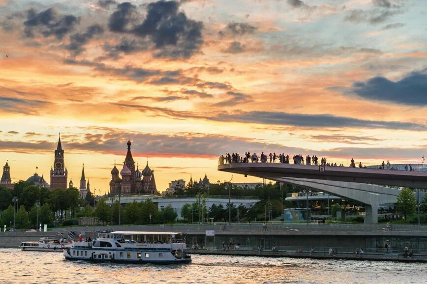Прогулки по москве. Прогулка на теплоходе по Москве реке 2021. Парк Зарядье прогулки на теплоходе вечером. Речная прогулка по Москве реке Зарядье Киевский. Прогулка на теплоходе Москва река Зарядье.