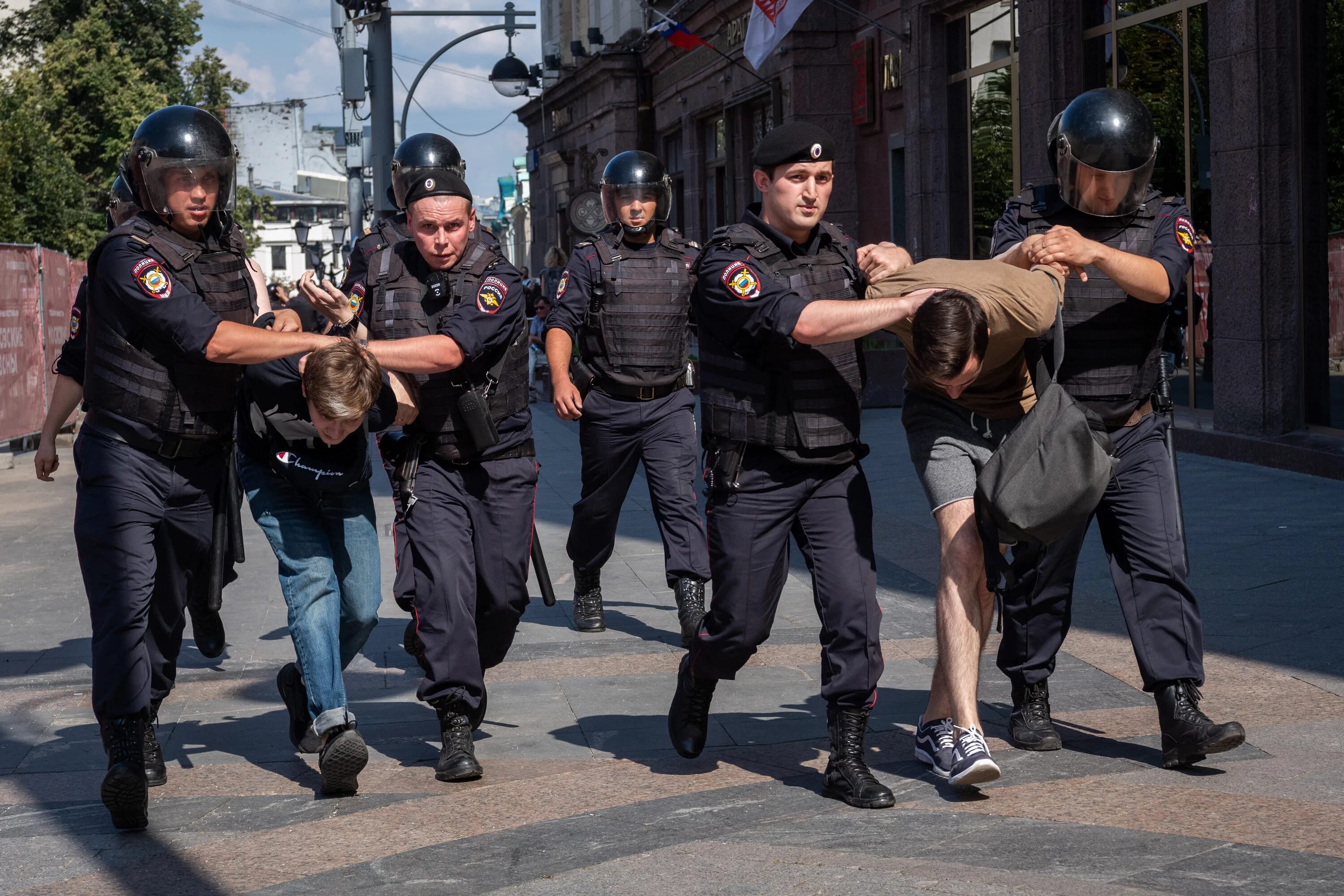 Полиция. Полицейский. Полиция и преступники. Омон на улицах