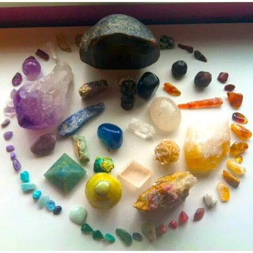 Кристальная дзен. Медитация с камнями и кристаллами. Кристаллы дзен. Камень полезные ископаемые с ракушками.