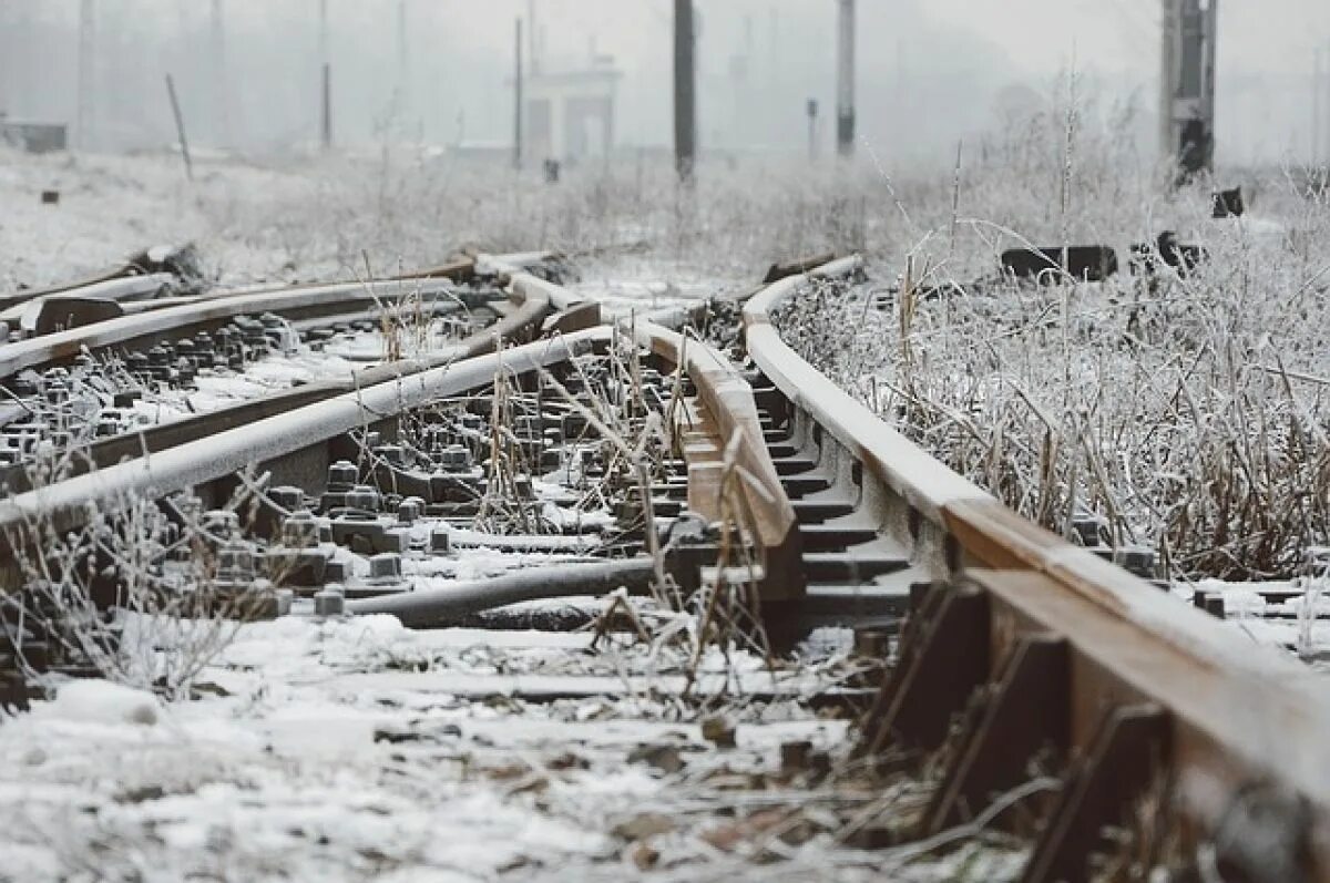 Разбитая железная дорога. Рельсы зима. Рельсы зимой. Железная дорога снег.