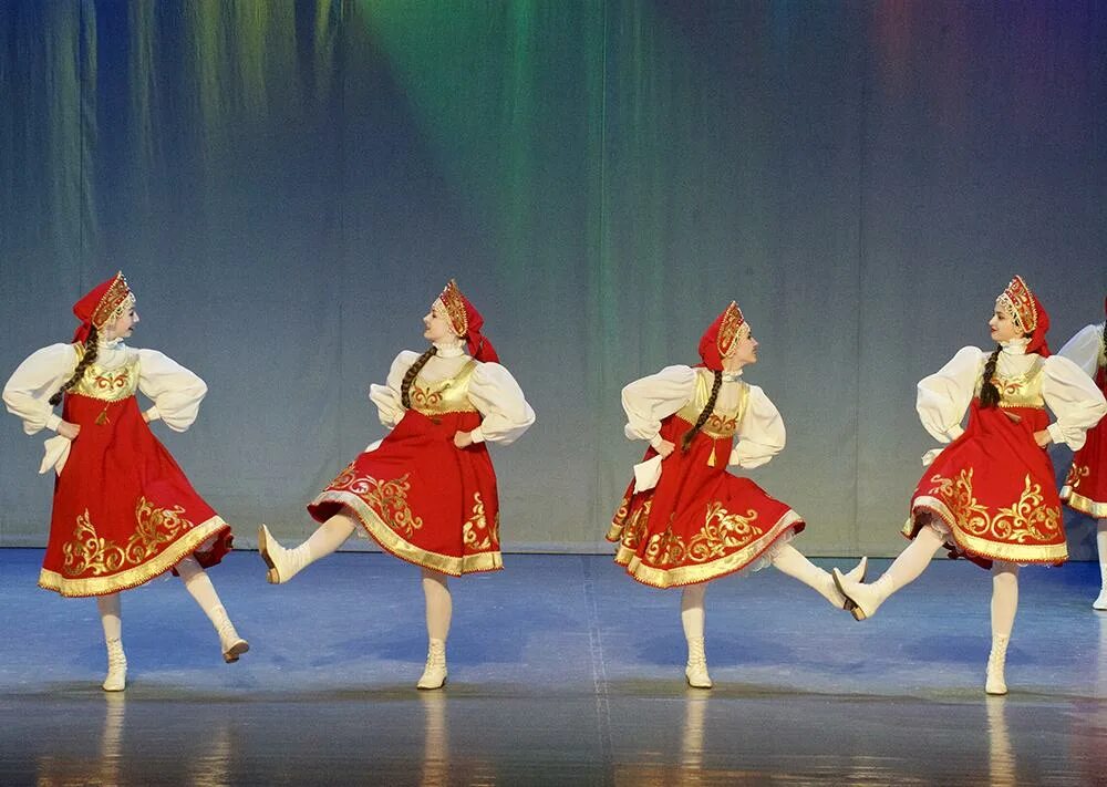 Народные танцы. Движения русского народного танца. Русский народный костюм для танца. Народные танцы движения.