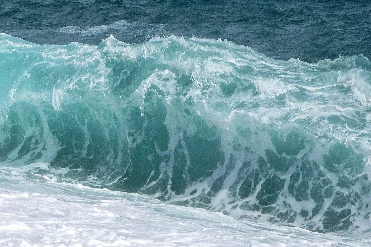 Вода в волне движется. Море, волны. Море движение. Волна картинка. Движение волны.