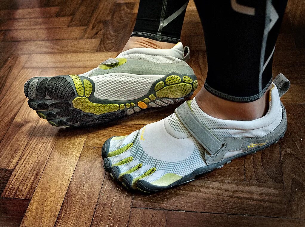 Необычная подошва. Кроссовки Vibram FIVEFINGERS. Vibram FIVEFINGERS Bikila. Vibram FIVEFINGERS 2023. Vibram Balenciaga Runner.