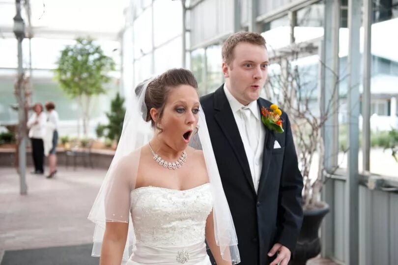 Свадьба удиви. Жених и невеста в шоке. Невеста в шоке. Жених и невеста удивление. Удивленные молодожены.