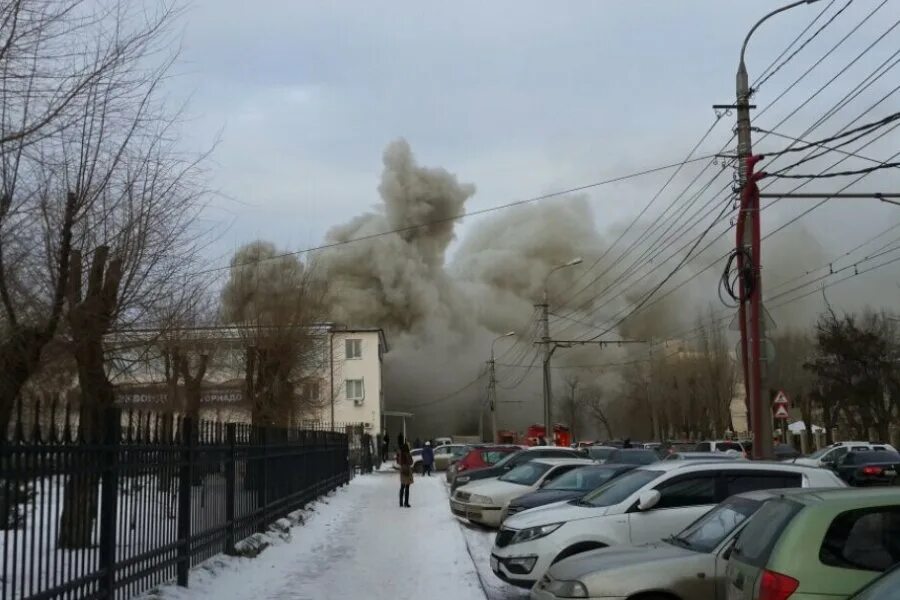 Волгоград Ворошиловский ТЦ пожар. Пожар в Ворошиловском районе Волгограда сегодня. Пожары в Волгограде в Ворошиловском районе в апреле. Пожар в Ворошиловском районе город Волгоград. Бердычи обстановка сейчас