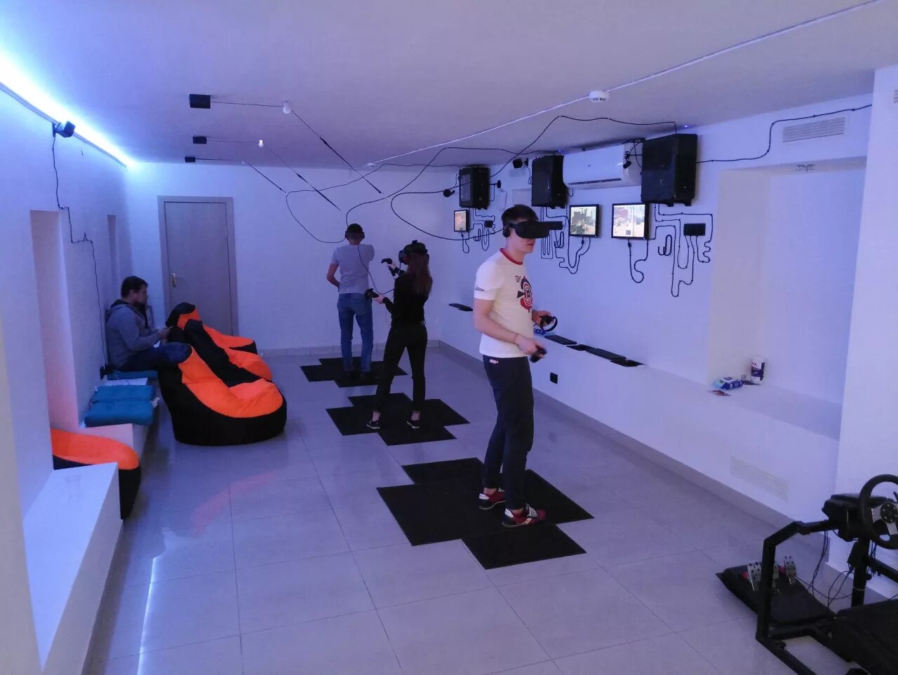Клуб виртуальной реальности. Vr комната. Виртуальная реальность бизнес план. Дизайн vr клуба. Вр зона.
