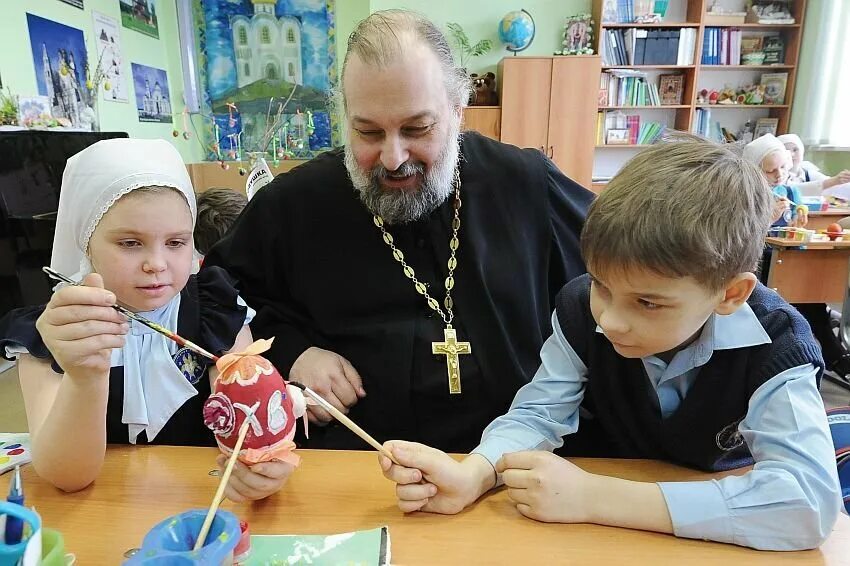 Церковь и нравственность. Священник в школе. дети в православной школе. школа и церковь. религиозные уроки в школе.