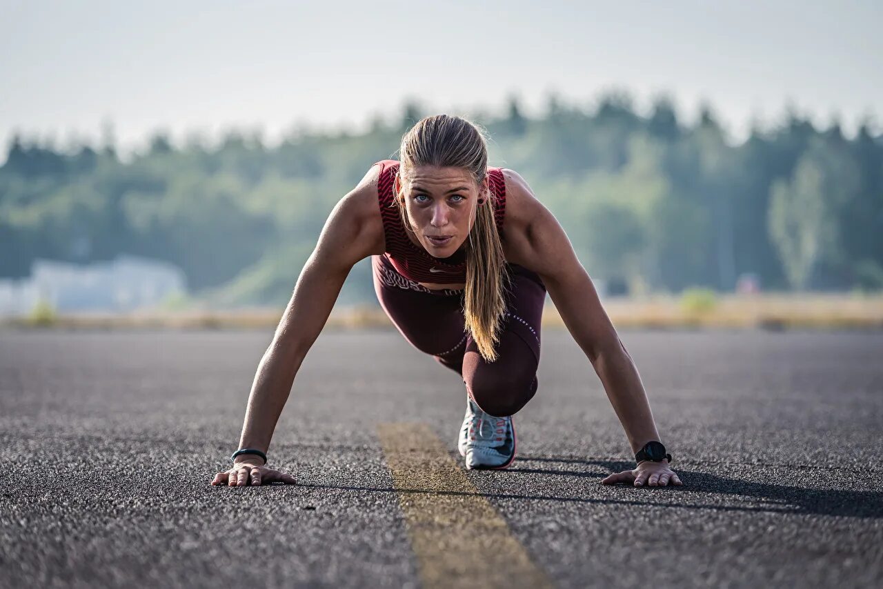 Sport start 3. Девушка на старте. Спортивные девушки. Девушки спортсменки на старте. Бег.