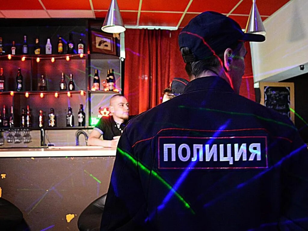 Клуб культура оренбург. Полиция поймала подростка. Полицейские в ночном клубе. Ночной клуб уан в кирове фото. Проверки ночных клубов.