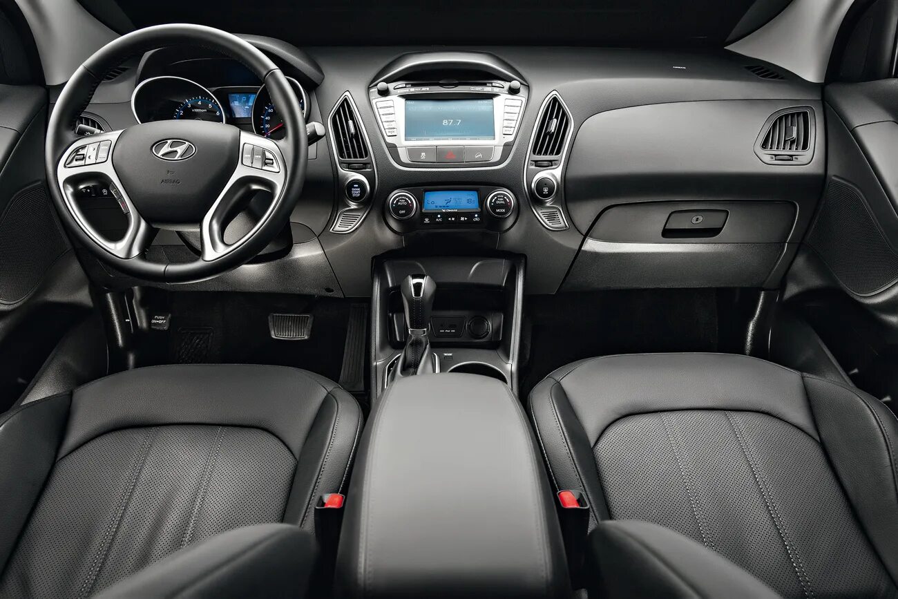 Новый хендай айх 35. Hyundai ix35 салон. хендай ix35 салон. hyundai ix35 2010 салон. джип хендай ix35.