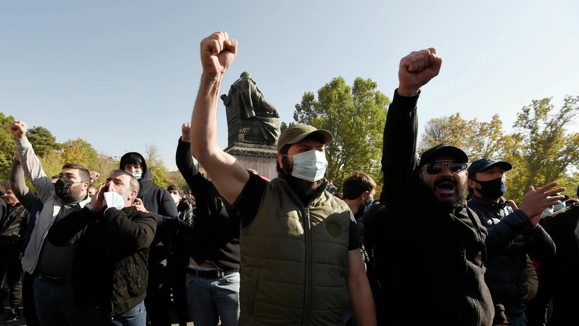 В ереване пройдет. Митинг Армении против Пашиняна. В Ереване митингующие в МИД. Митинг в Армении 2020. Протесты в Армении 2021.