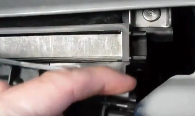 Салонный фильтр хендай элантра 2004. Планка для крепления салонного фильтра на элантру 3. Салонный фильтр хендай 78. Фильтр салона hyundai elantra 2015. Замена салонного фильтра элантра.