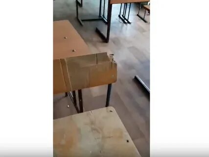 На столе стоял сломанный стул