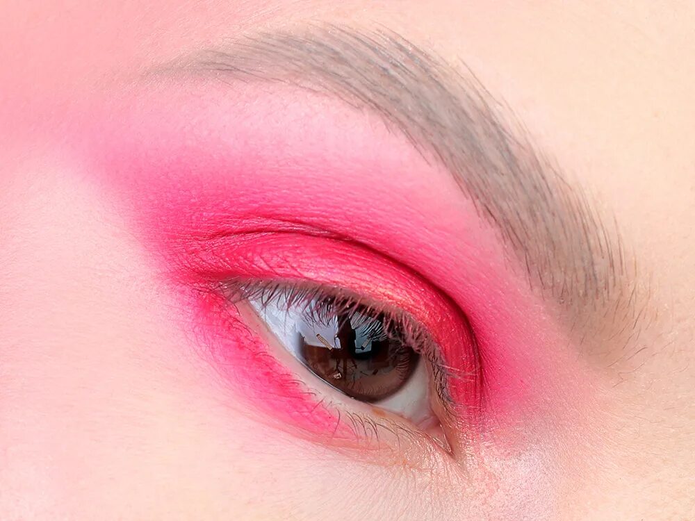 Почему глаза розовые. Розовый макияж. Розовые глаза. Макияж в розовых тонах. Макияж глаз розовыми тенями.