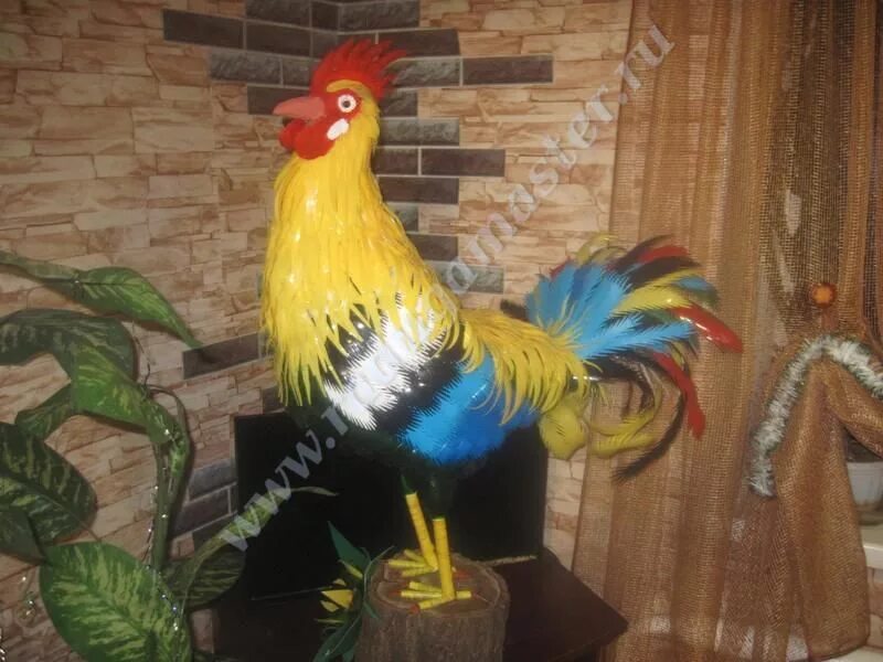 Петушок из картона. Петух из дерева для дачи. Птица из бутылки пластиковой. Поделка петух из бумаги. Петушок из цветной бумаги.