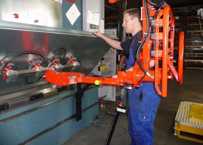 Перемещение деталей. Передвижение деталей. Манипулятор для перемещения стального листа. Вакуумный кантователь для сэндвич панелей. Перемещение деталей.