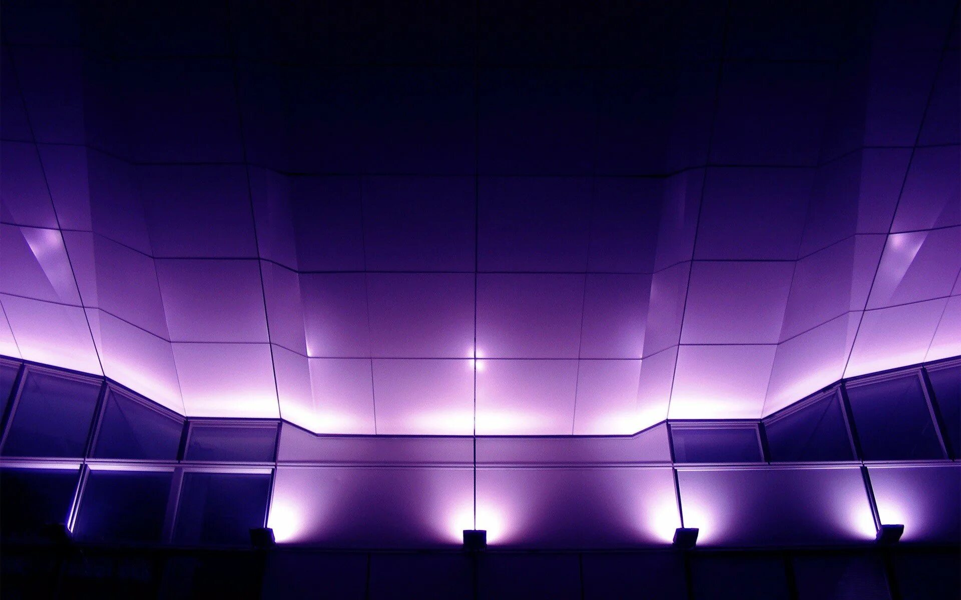 Освещение снизу. Неоновые светильники на потолок. Фиолетовый неон. Фиолетовое свечение. Фиолетовый свет.