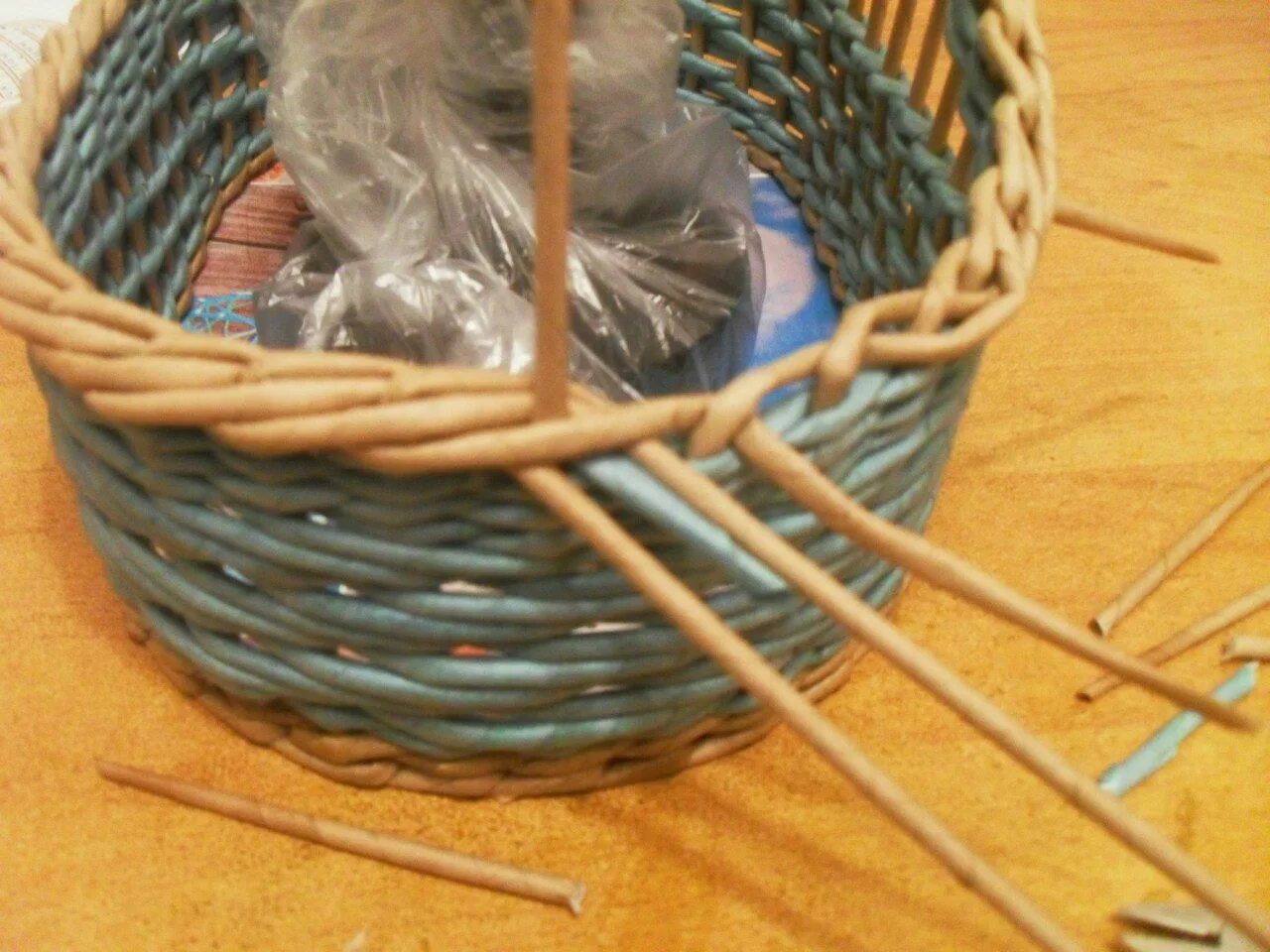 Розга из газетных трубочек мастер класс. Розга из газетных трубочек. Плетение из газетных трубочек загибка розга. Алена бугрова загибка розга. Загибка розга из лозы.