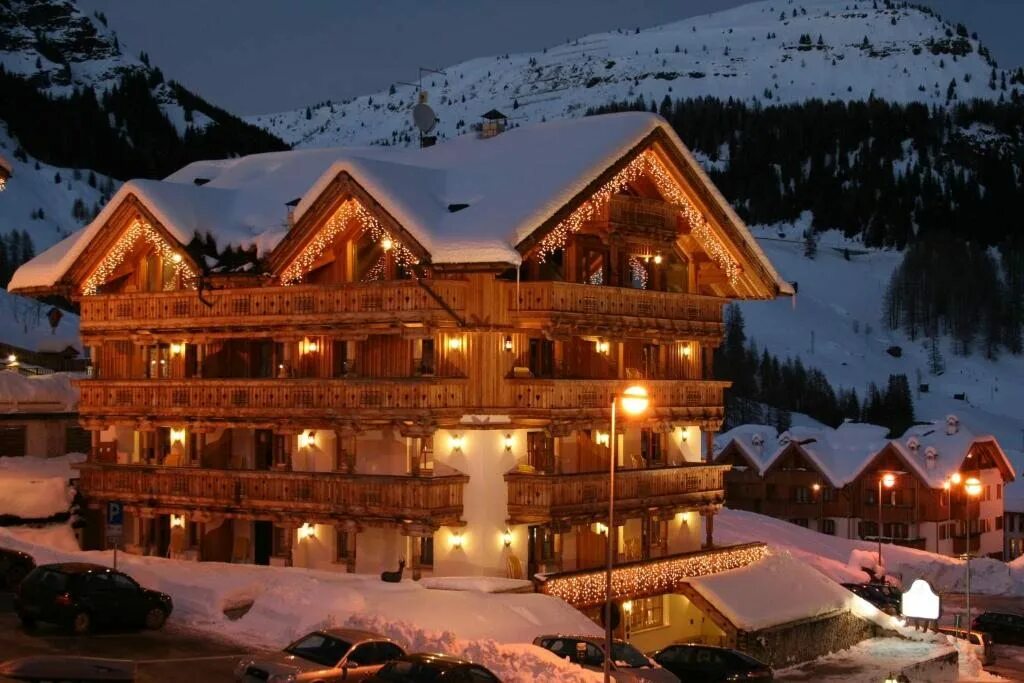 Куршевель 1850 современные резиденции. Шале отель в альпах. Chalet resort. Межев франция four seasons. Chalet resort.