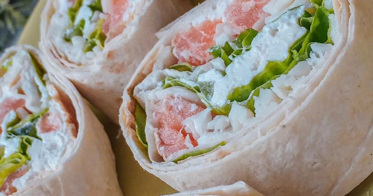 ролл с ветчиной и сыром в лаваше. ролл с ветчиной и сыром в лаваше. рулет из лаваша с ветчиной. трубочки из лаваша. лаваш ролл с сыром.