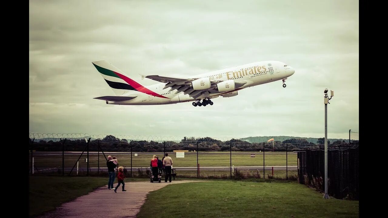 Fly emirates самолеты. Ek дубай. Ata самолет. Самолет эмиратских авиалиний домодедово. Эмирейтс рейс ек 132.