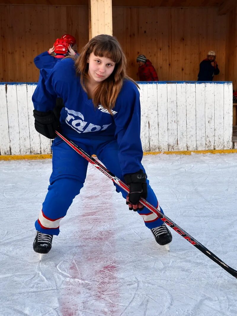 Ксения лебедева хоккеистка. Детский женский хоккей. Софи фон кессел. Детский хоккей девочки. Сестра фила кессела.