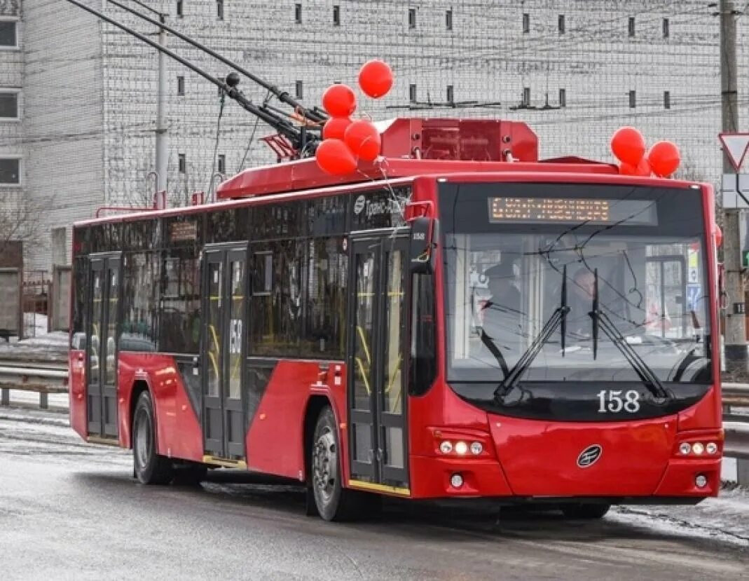 В каком городе выпускают троллейбусы. Троллейбус. Красный троллейбус. Современные российские троллейбусы. Псков троллейбус.