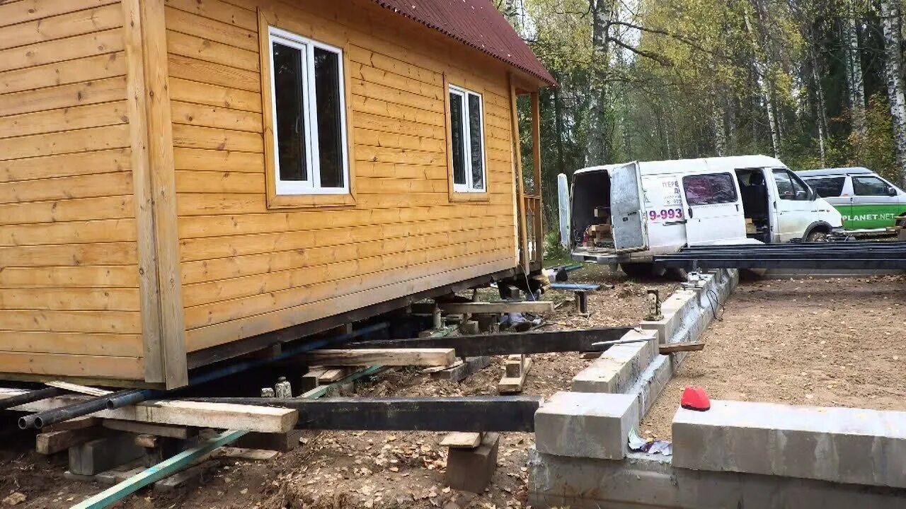 перенос дома на другое место. передвинуть дом. подвинуть дом на участке. бытовка на сваях. перенести дом на участке.