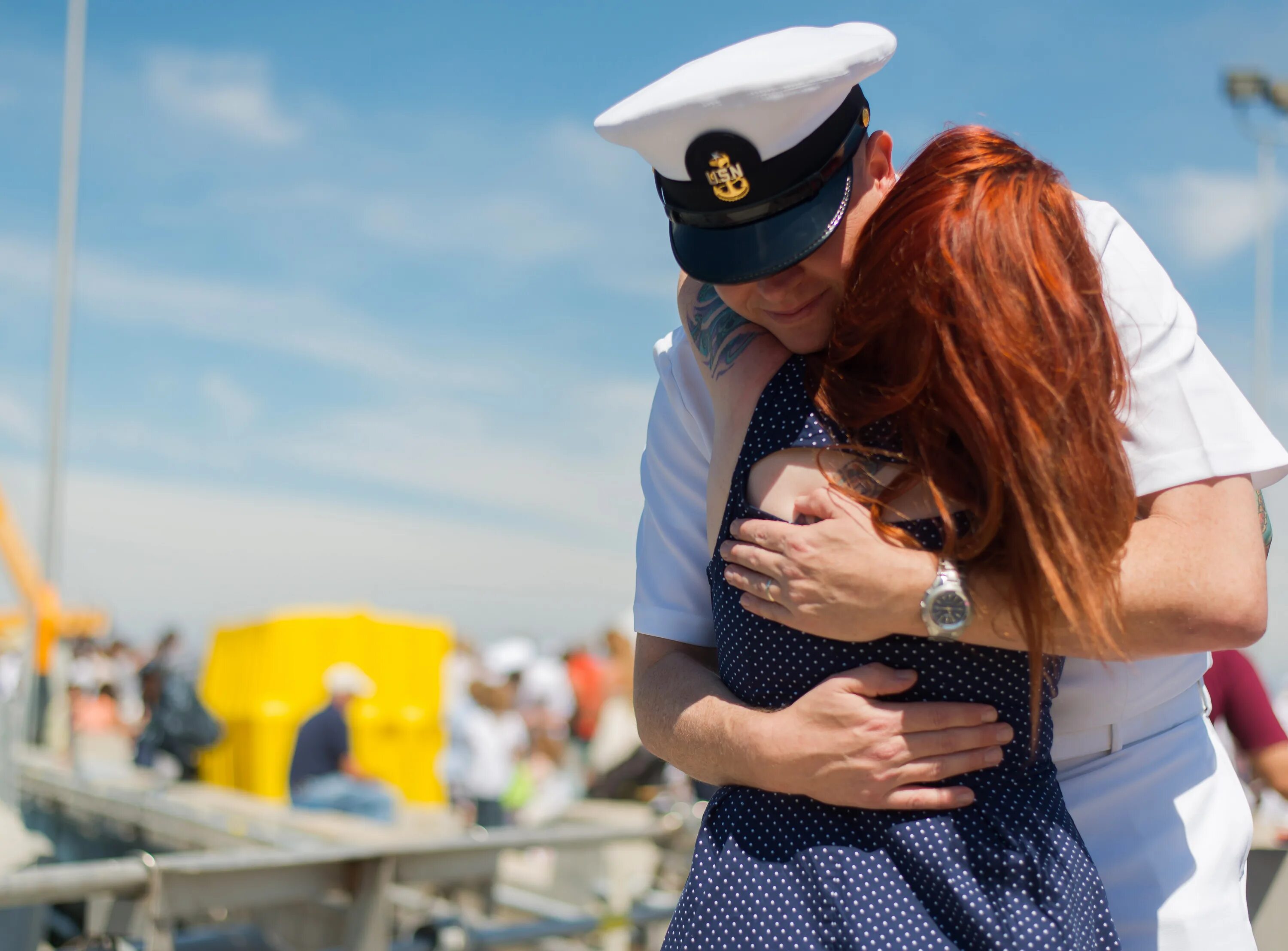 Жена военного за границей. Женщина моряк. Моряк и девушка. Любовь моряка. Семья моряка.