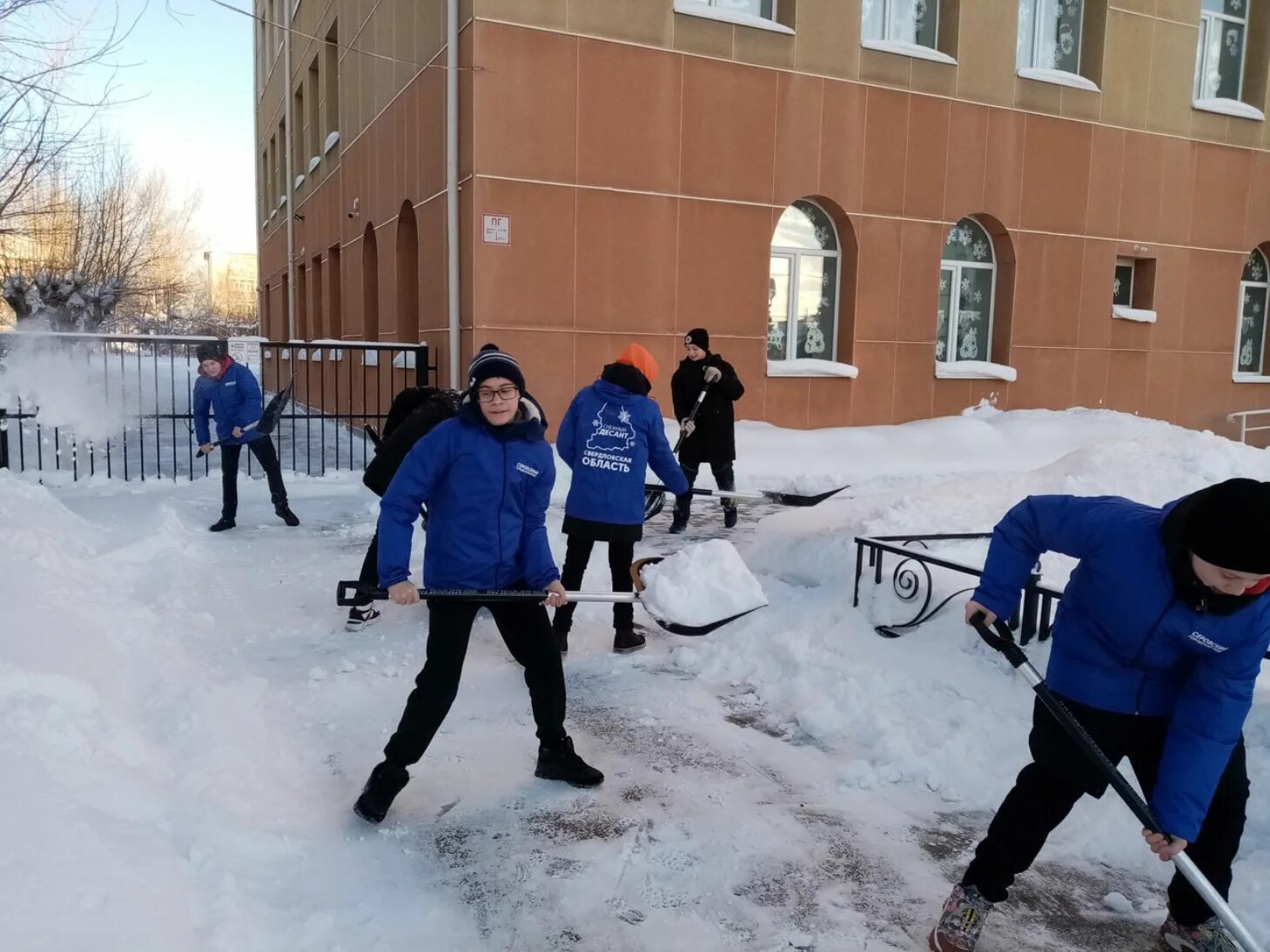Снег около школы. Чистка снега школы. Снежный десант волонтеры. Снежный десант в школе.