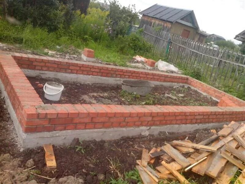 Ноль под дом. Цокольный фундамент. Ленточный фундамент. Первый ряд кирпича на фундамент. Уровень фундамента.