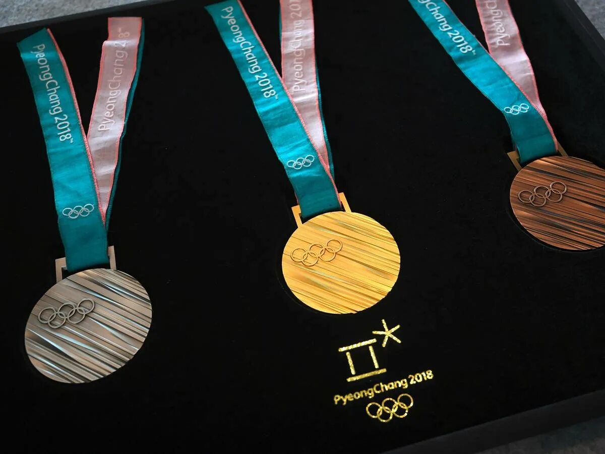 Олимпийская медаль Пхенчхан. Зимние Олимпийские игры 2018 медали. Медали дизайнерские. Олимпийская медаль 2018. Медали зимних игр 2018