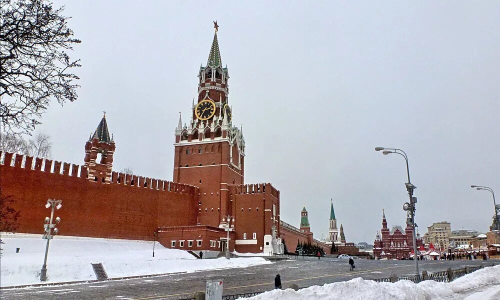 Кремль стреляли. Спасская башня Кремля. Спасская башня Московского Кремля фото. Фроловская башня Московского Кремля. Спасская башня 1491 год.