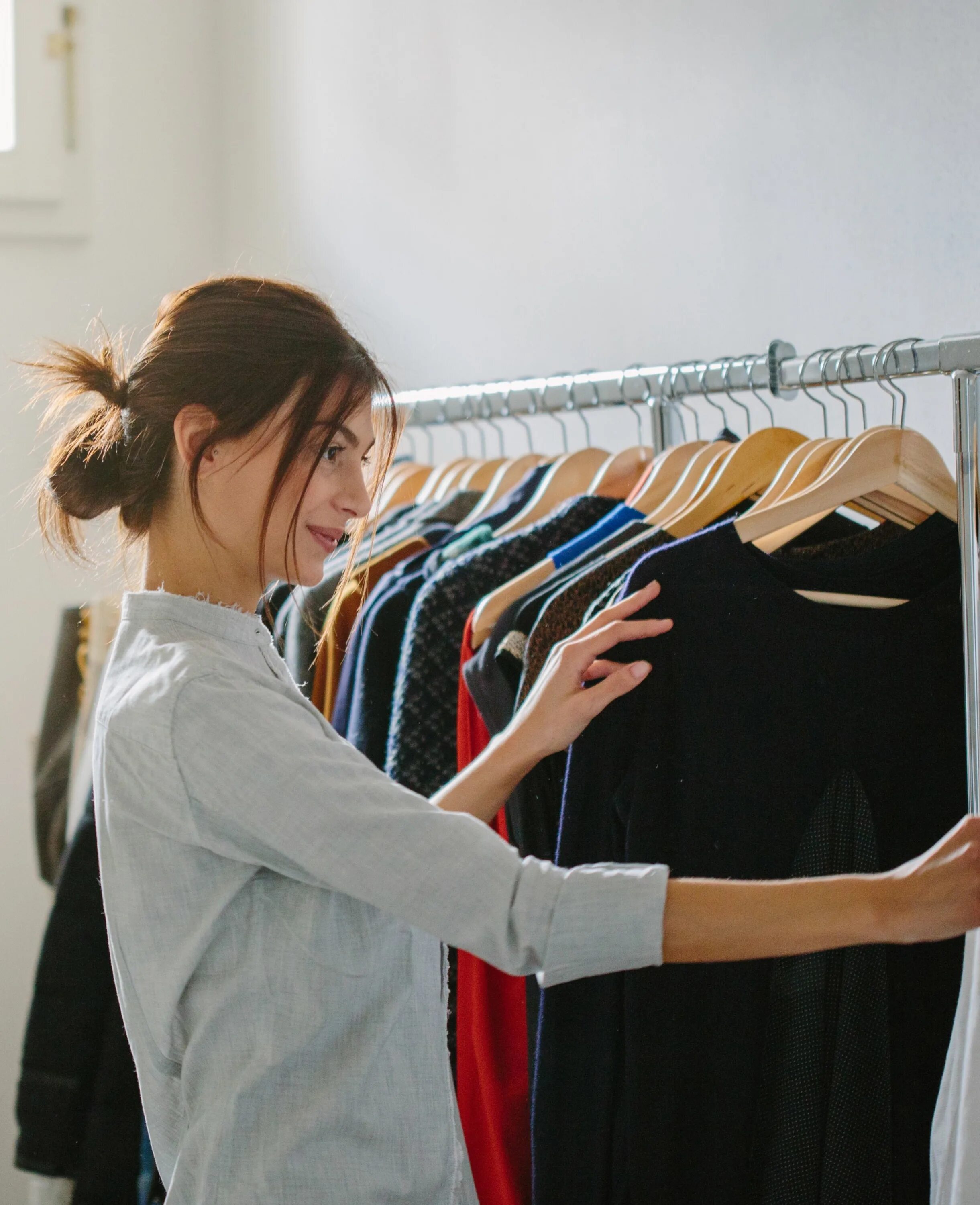 Возврат вещи. Девушка складывает вещи. Некачественная одежда фото. Некачественная одежда. Некачественная одежда одежда.