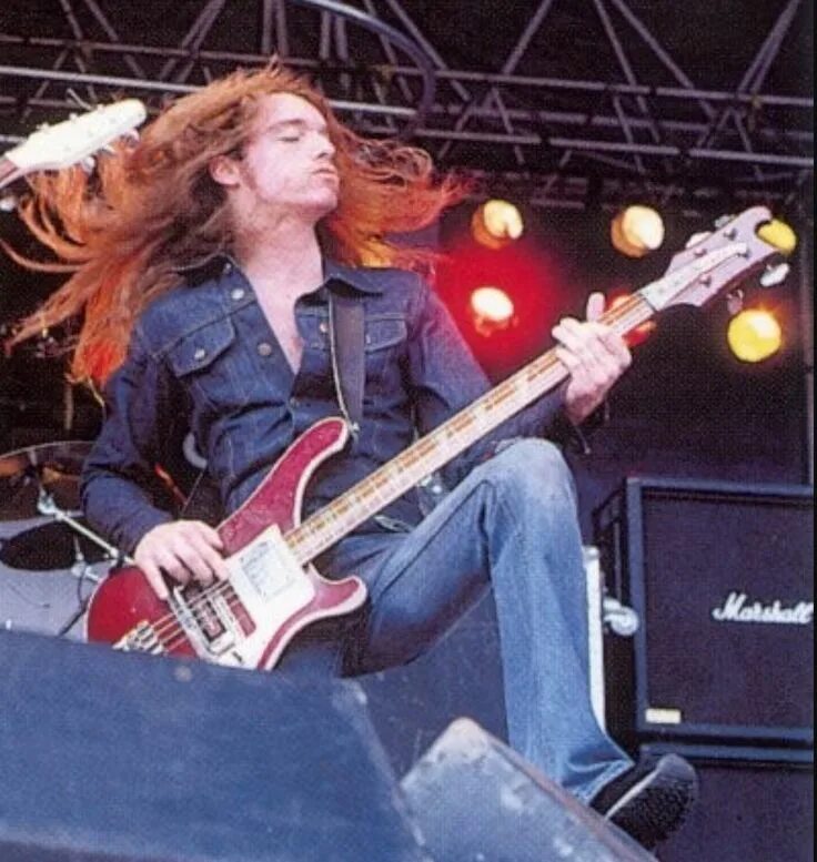 Гитара клиффа бертона. Cliff burton. metallica cliff burton. бас гитара клиффа бертона. cliff burton rickenbacker.