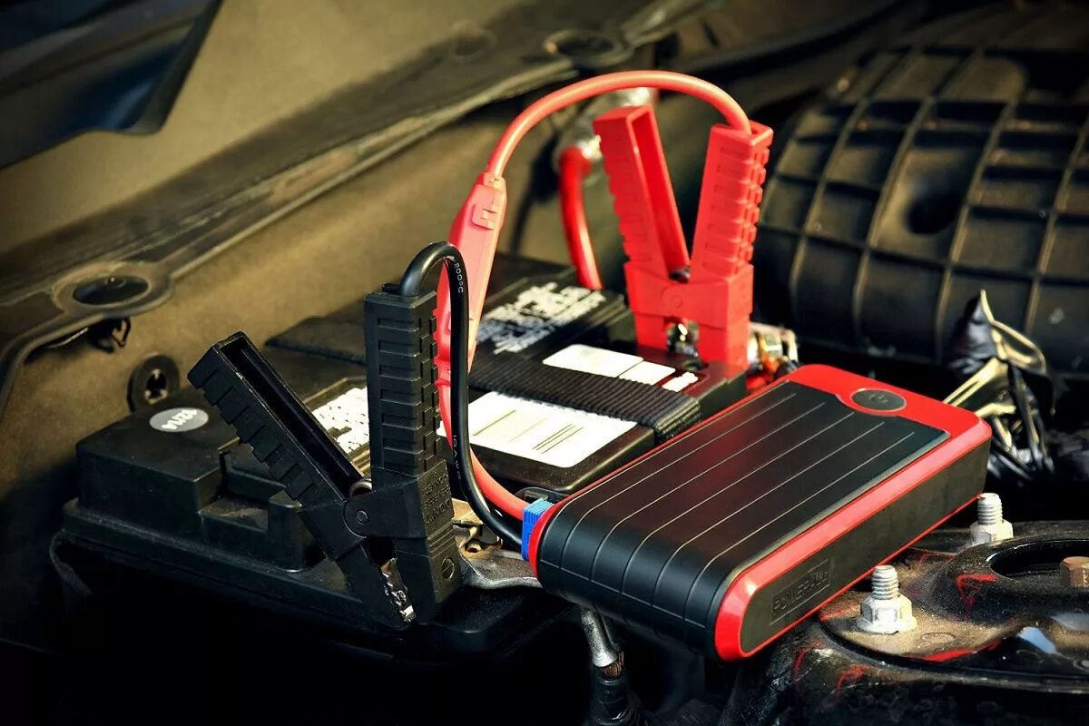 Помощь автомобильному аккумулятору. Car Battery Jump Starter. Пусковые провода для Jump Starter. Jump Starter зарядить. Аккумулятор для прикуривания автомобиля.