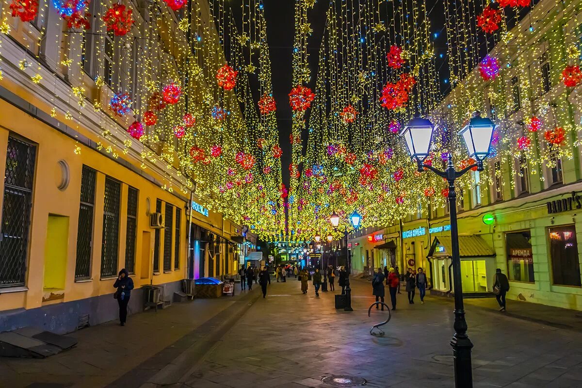 улица кузнецкий мост. кузнецкий мост фотосессия на улице. кузнецкий мост москва. кузнецкий мост арбат. улица кузнецкий мост.