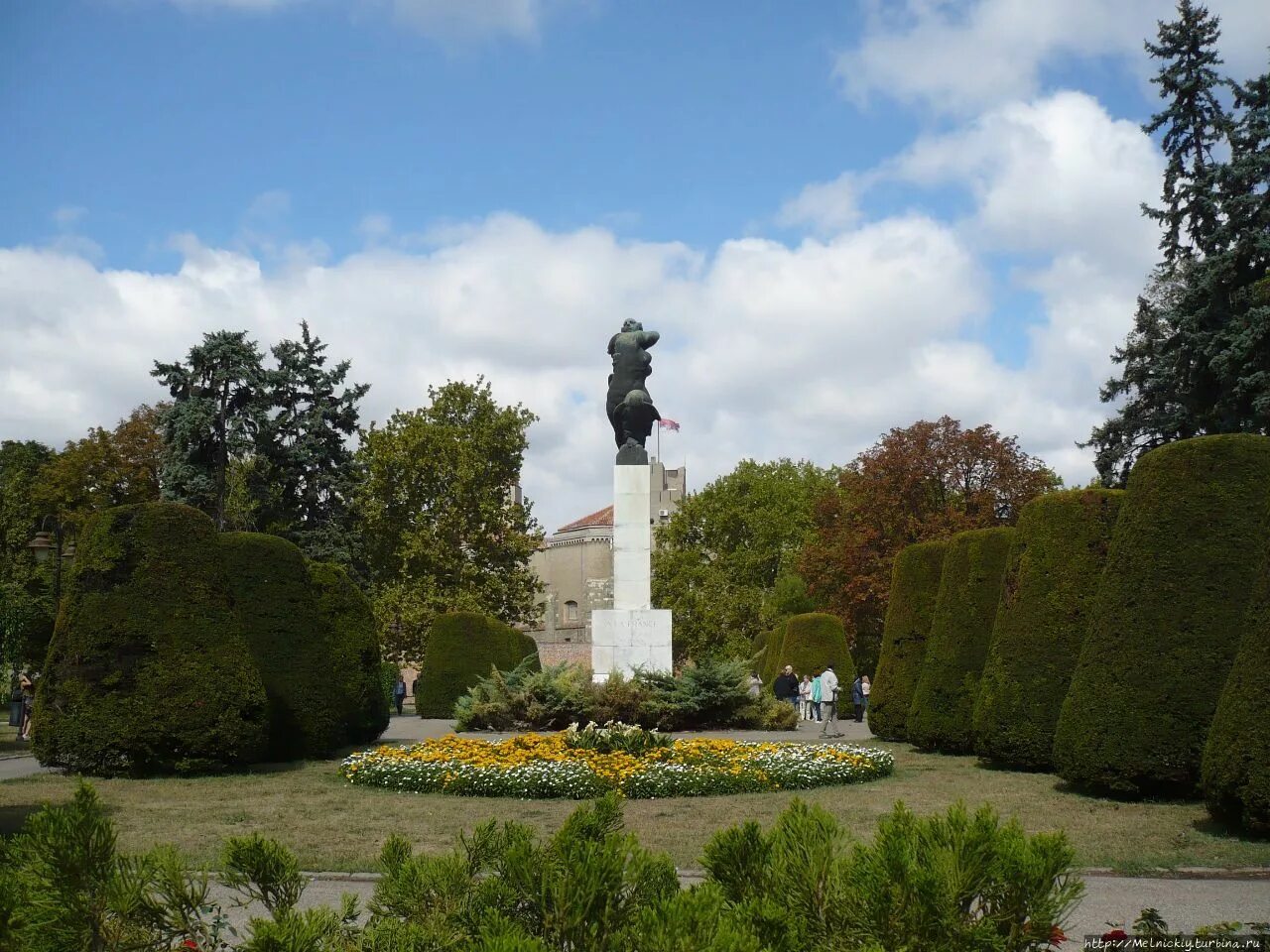 Памятник благодарности. Памятник Франции в Белграде. Париж Франція памятник Шевченку. Памятник благодарности Франции. Памятник цветы России Франция.