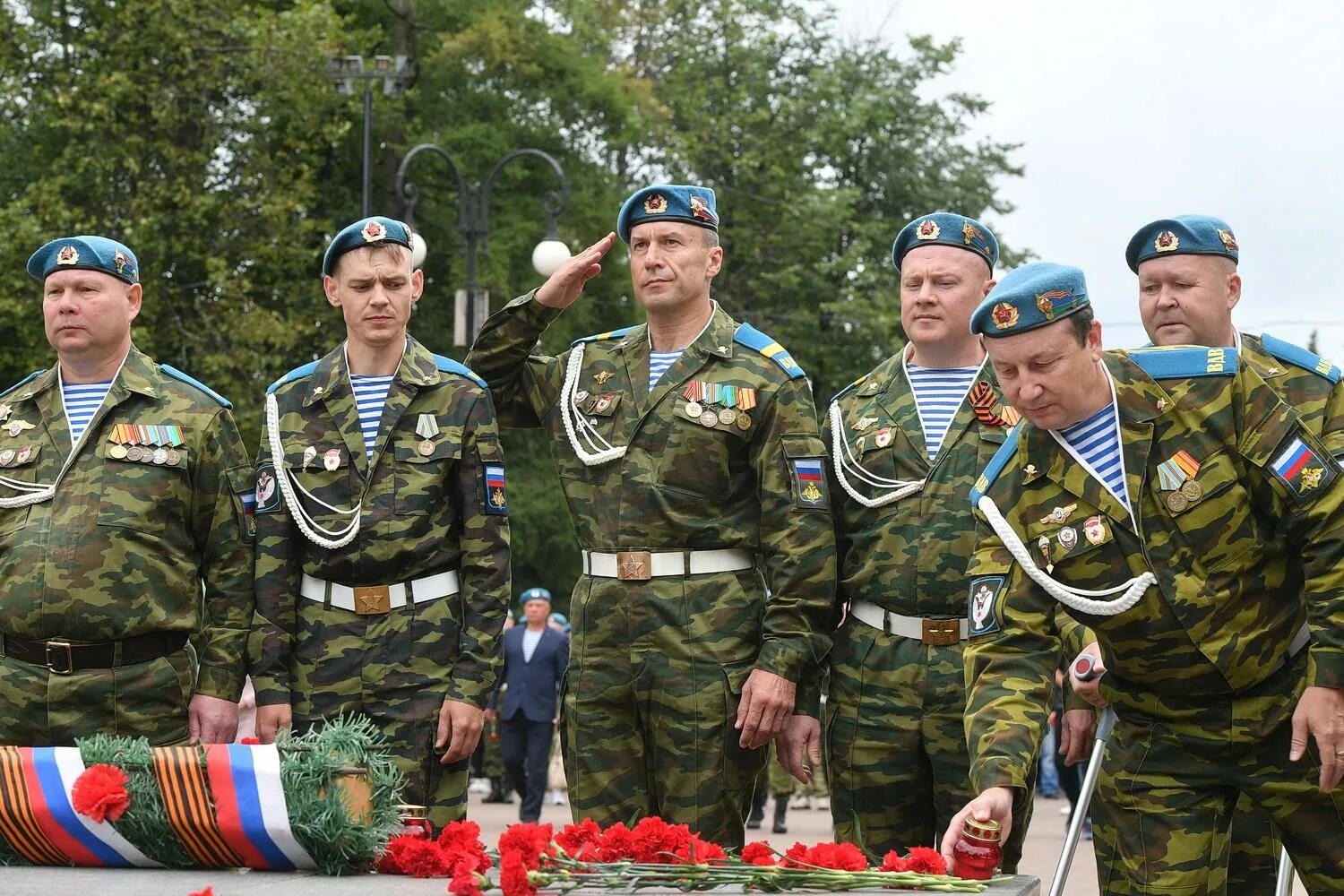 Десантники войска. Монумент Слава ВДВ В Ижевске. Воздушно-десантные войска (ВДВ). День воздушно-десантных войск. Форма десантника России.