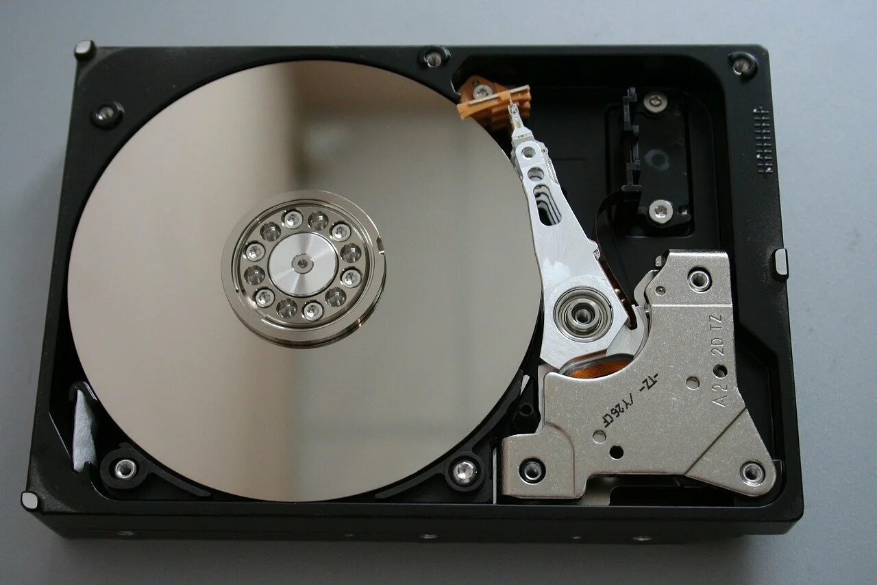 Amd hdd. Жесткий диск. формат hdd. восстановление данных с внешних дисков. жесткий диск для компьютера красный.