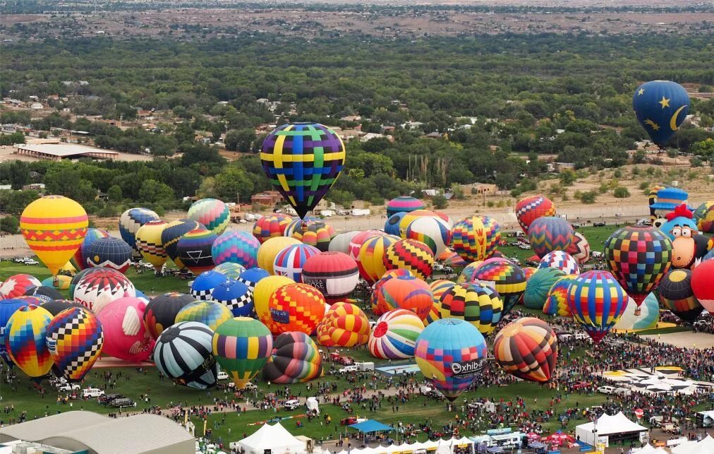 Где есть воздушные шары. Albuquerque International Balloon Fiesta фестиваль. Фестиваль воздушных шаров в Канберре. Фестиваль воздушных шаров в Альбукерке. Фестиваль воздушных шаров в Альбукерке 2022.