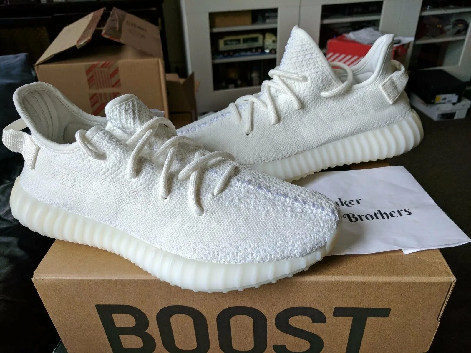 Кроссовки изи оригинал. Adidas Yeezy Boost 350 White. Adidas Yeezy Boost 350 v2 White. Adidas Yeezy Boost 350 Cream White. Adidas Yeezy Boost 350 белые.