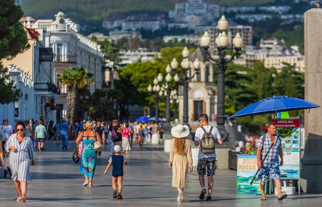 Ялта фото туристов. Туристы в крыму. Крым закрывают для туристов. Туристы в крыму. Ялта туризм.