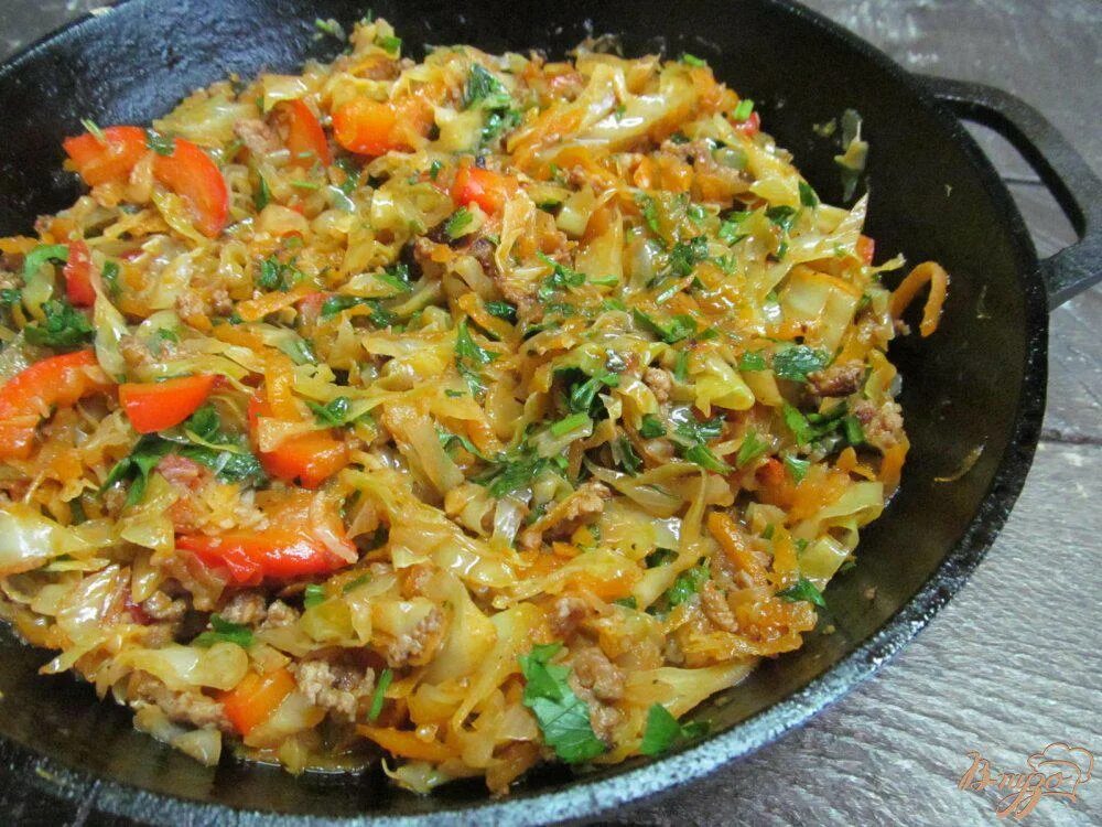 Капуста тушеная с курицей на сковороде рецепт. Тушеная капуста с фаршем. Капуста с фаршем на сковороде. Капуста тушёная на сковороде. Тушёная капуста с курицей на сковороде.